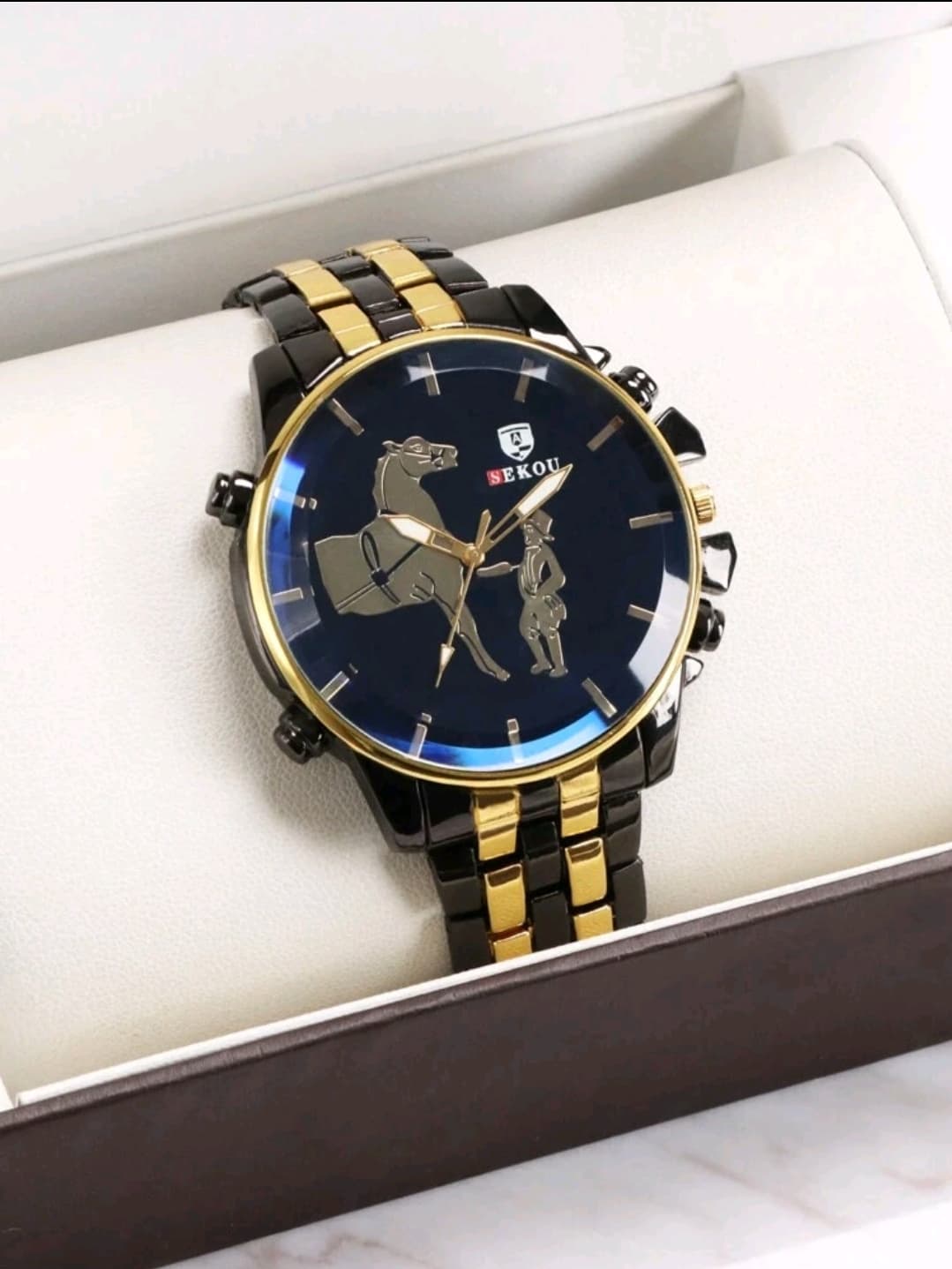 1pc Stylish Classic Black And Gold Round Dial Horses Business Casual Men's Quartz Watch